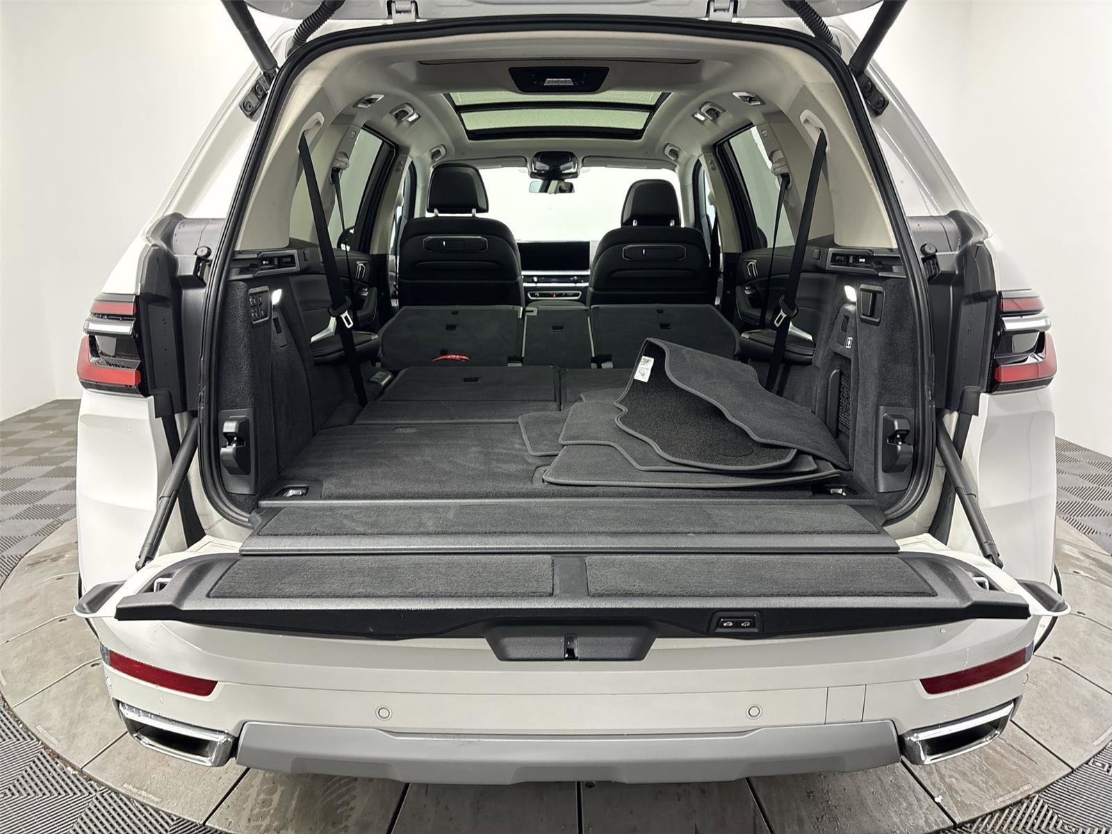 Used 2024 BMW X7 xDrive40i w/ Premium Package AWD/4WD image 21