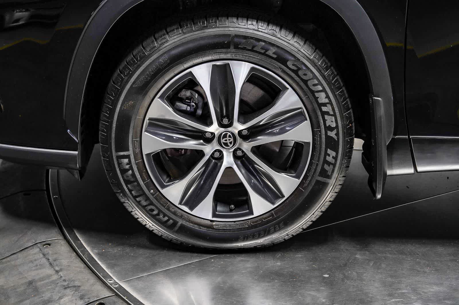 Used 2022 Toyota Highlander XLE FWD image 9