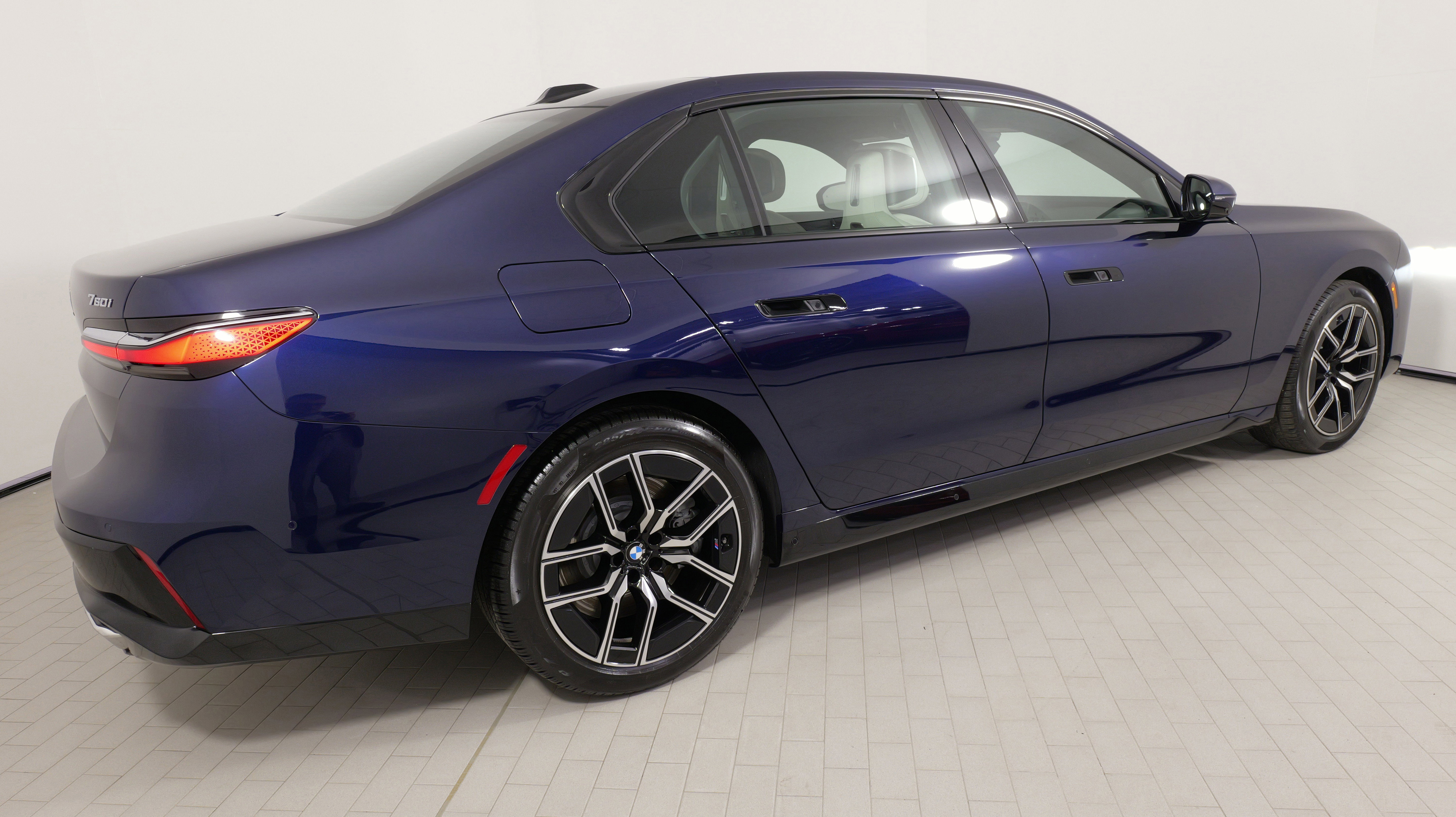 Used 2023 BMW 760i xDrive image 9