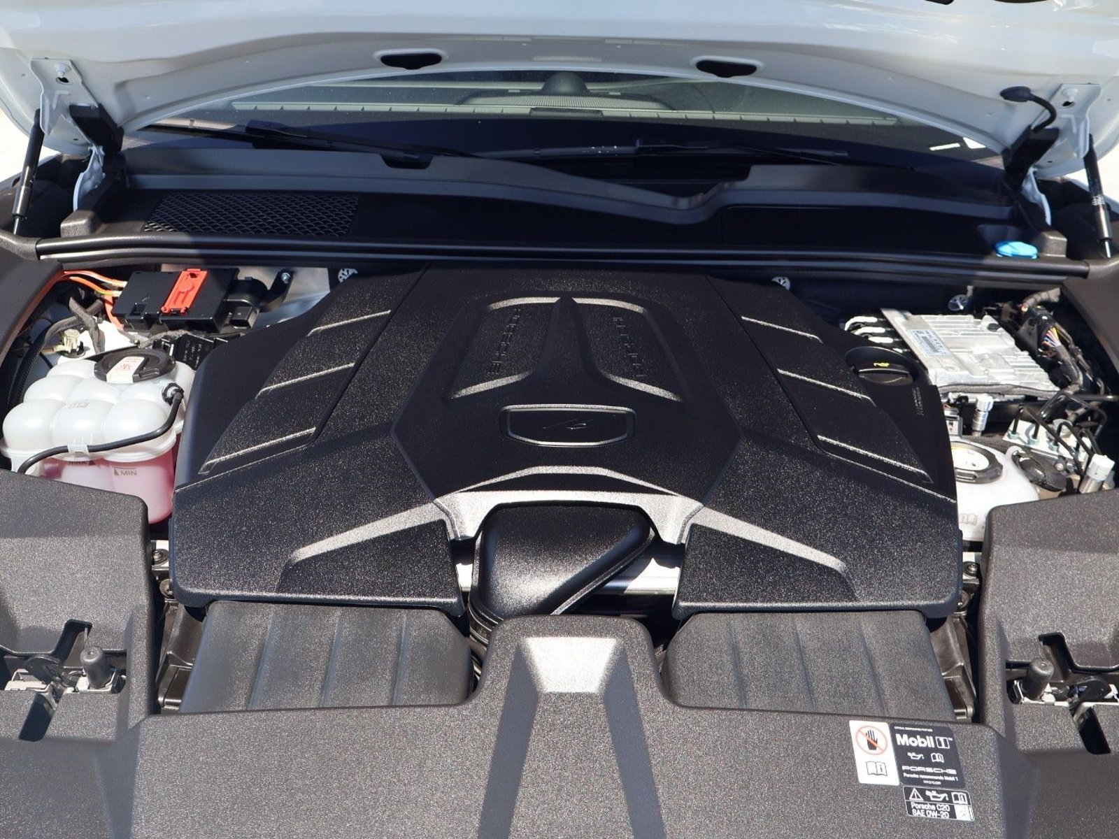 Certified 2025 Porsche Cayenne E-Hybrid Coupe AWD/4WD image 27