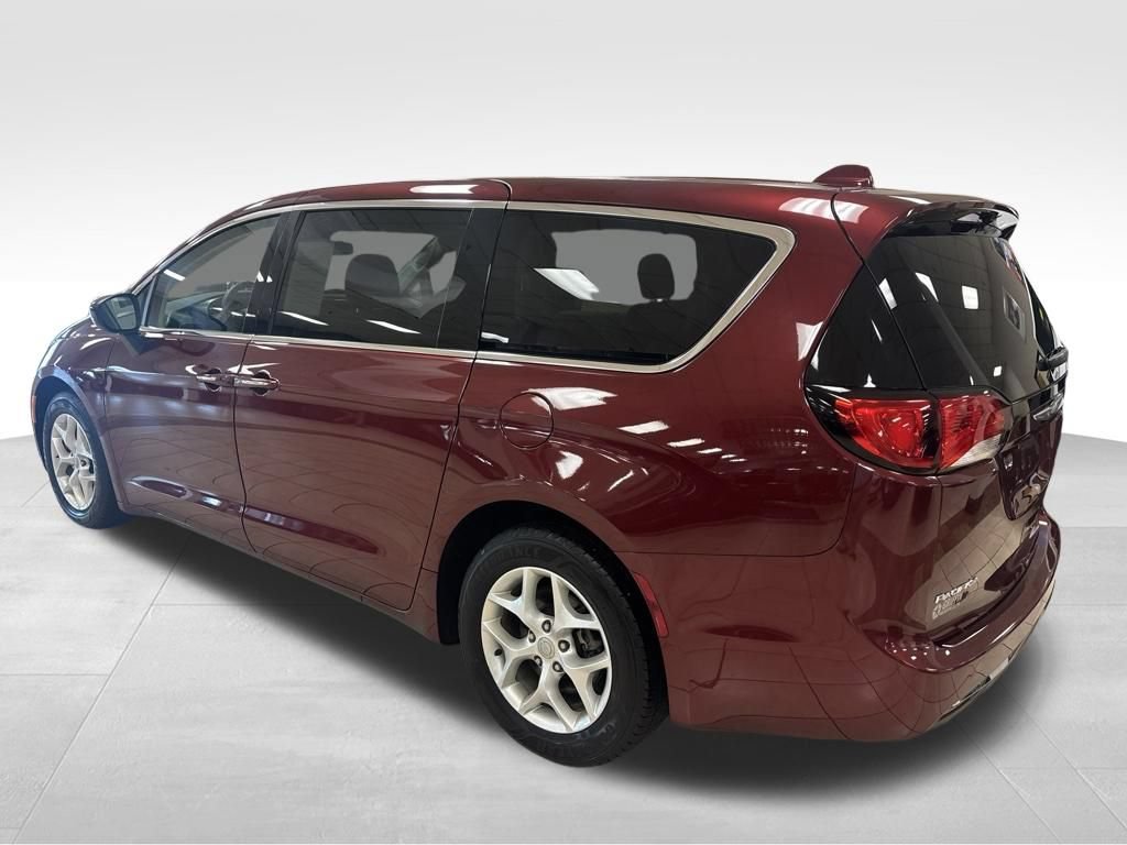 Used 2017 Chrysler Pacifica Touring Plus w/ Tire & Wheel Group FWD image 4