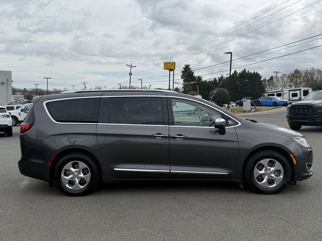 Used 2018 Chrysler Pacifica Limited image 2