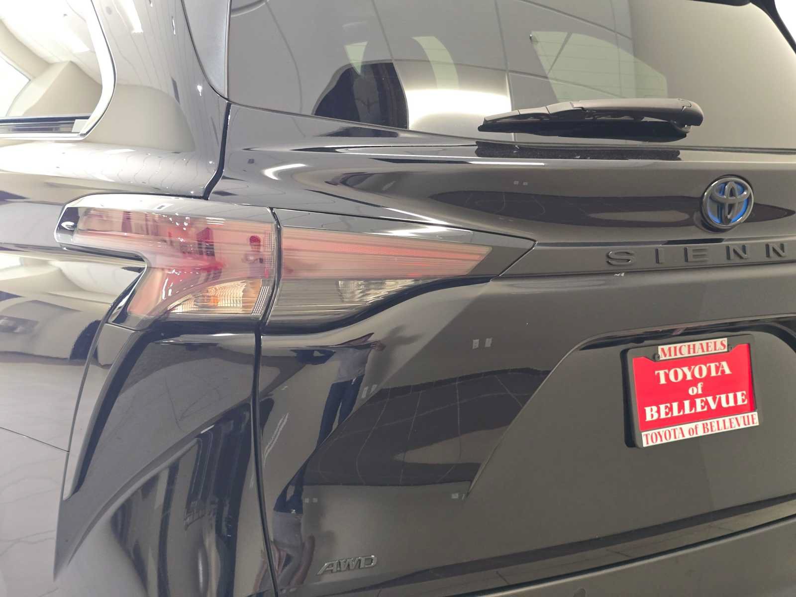 Certified 2024 Toyota Sienna XLE Woodland Edition AWD/4WD image 7