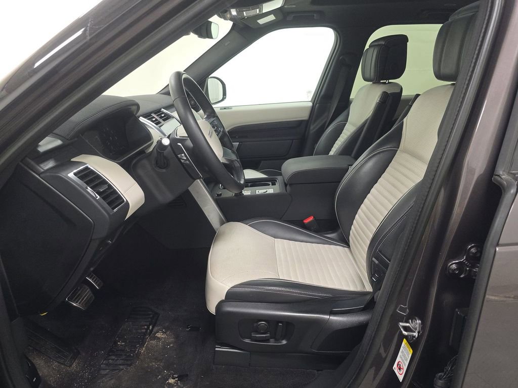 Used 2023 Land Rover Discovery Metropolitan Edition image 4