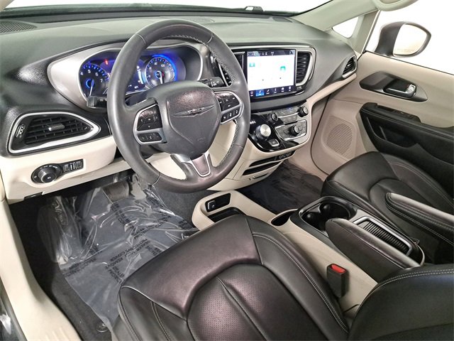 Used 2023 Chrysler Pacifica Touring-L image 17