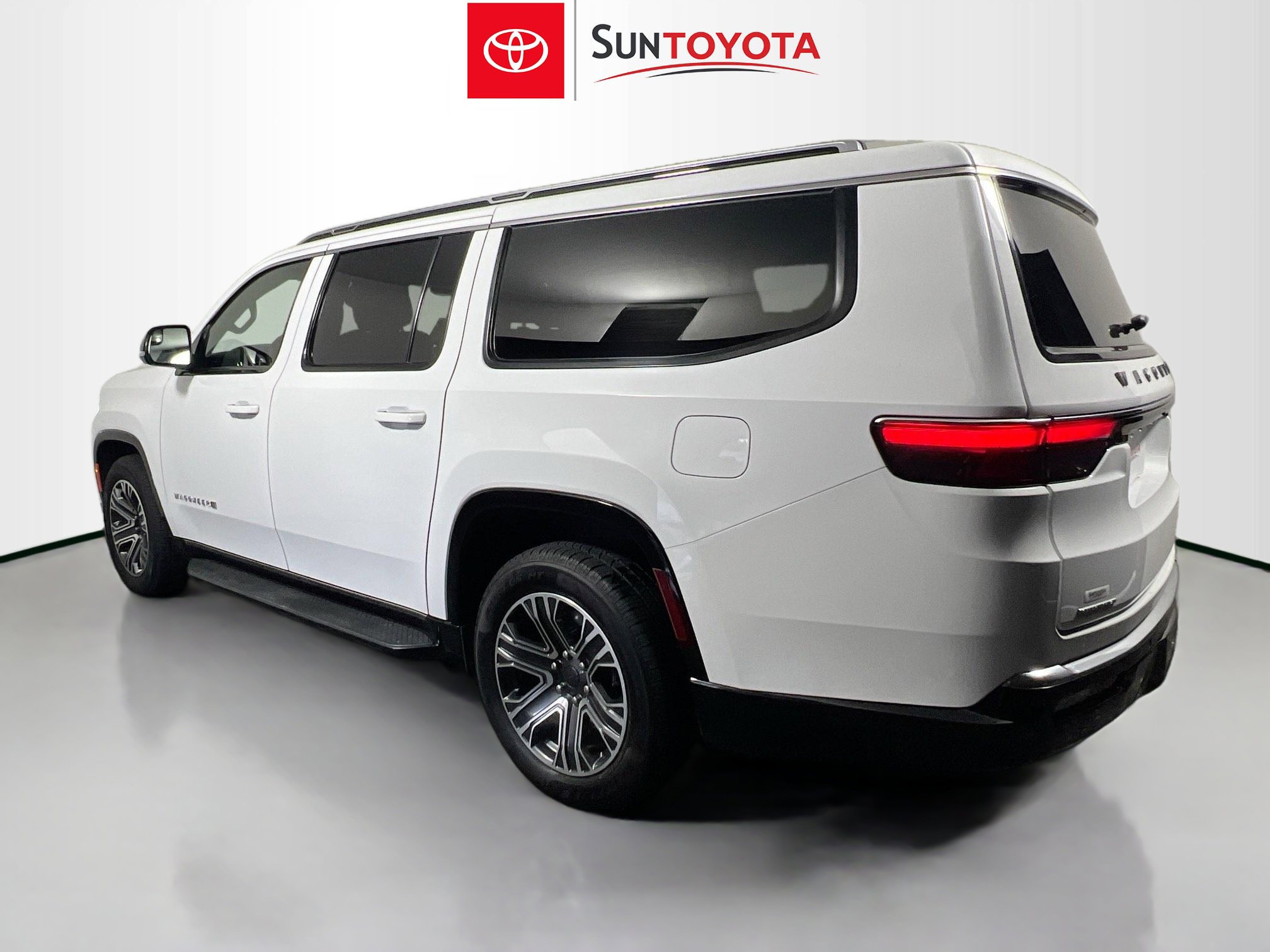 Used 2023 Jeep Wagoneer L Series II image 6