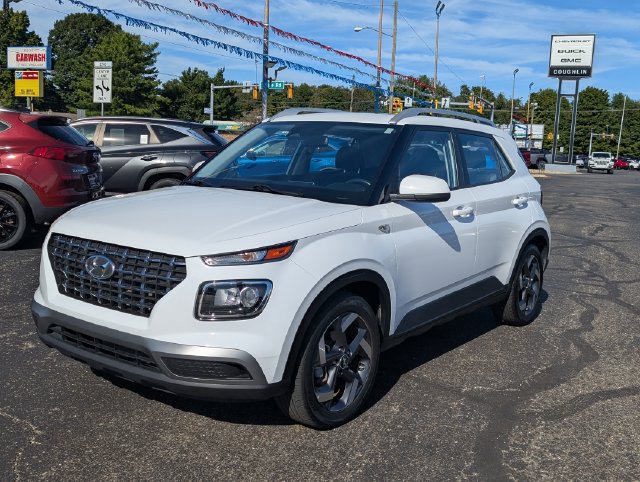 Used 2025 Hyundai Venue SEL FWD image 3