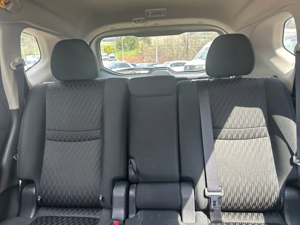 Used 2018 Nissan Rogue SV image 16