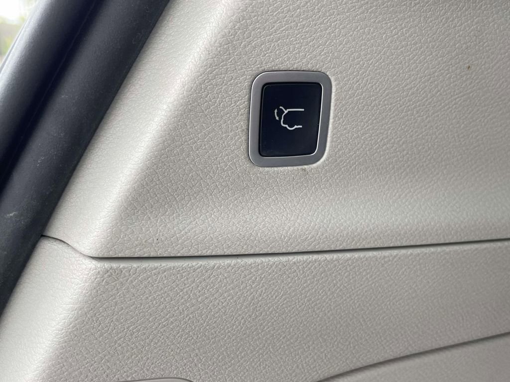 Used 2018 Chrysler Pacifica Touring-L Plus w/ Tire & Wheel Group image 12