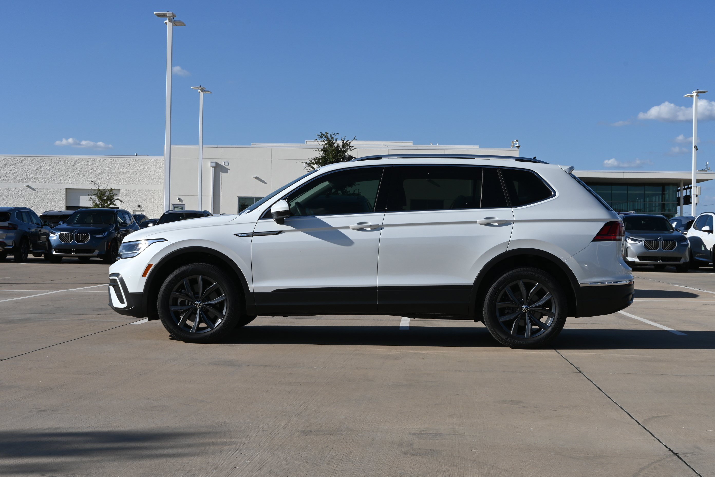Used 2023 Volkswagen Tiguan SE w/ Panoramic Sunroof Package FWD image 6