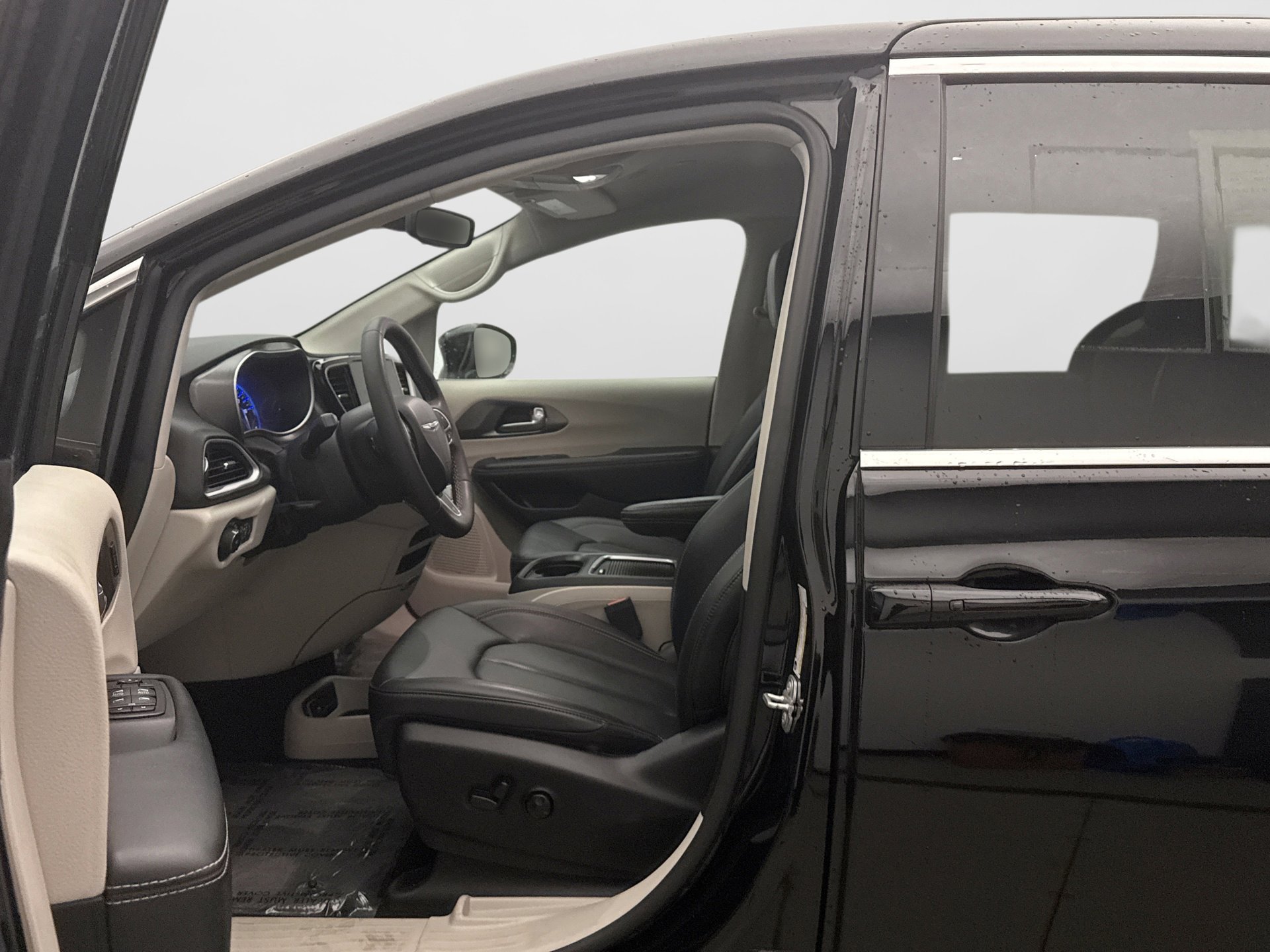 Used 2024 Chrysler Pacifica Touring-L FWD image 8
