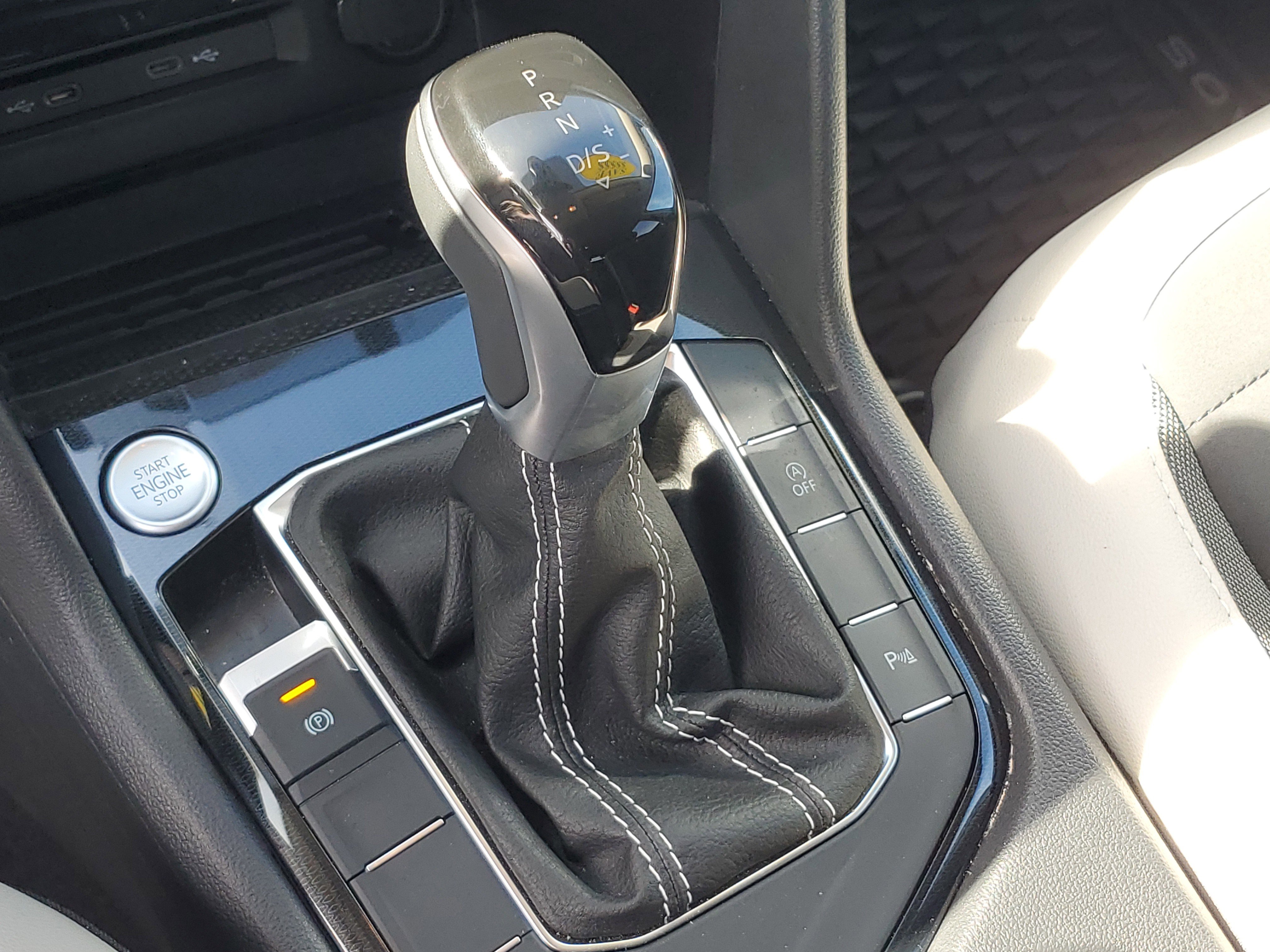 Used 2025 Volkswagen Taos SE image 27