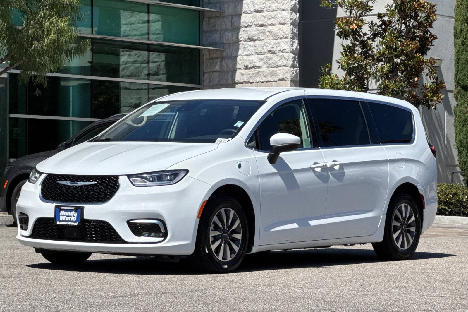 Used 2023 Chrysler Pacifica Touring-L FWD image 8