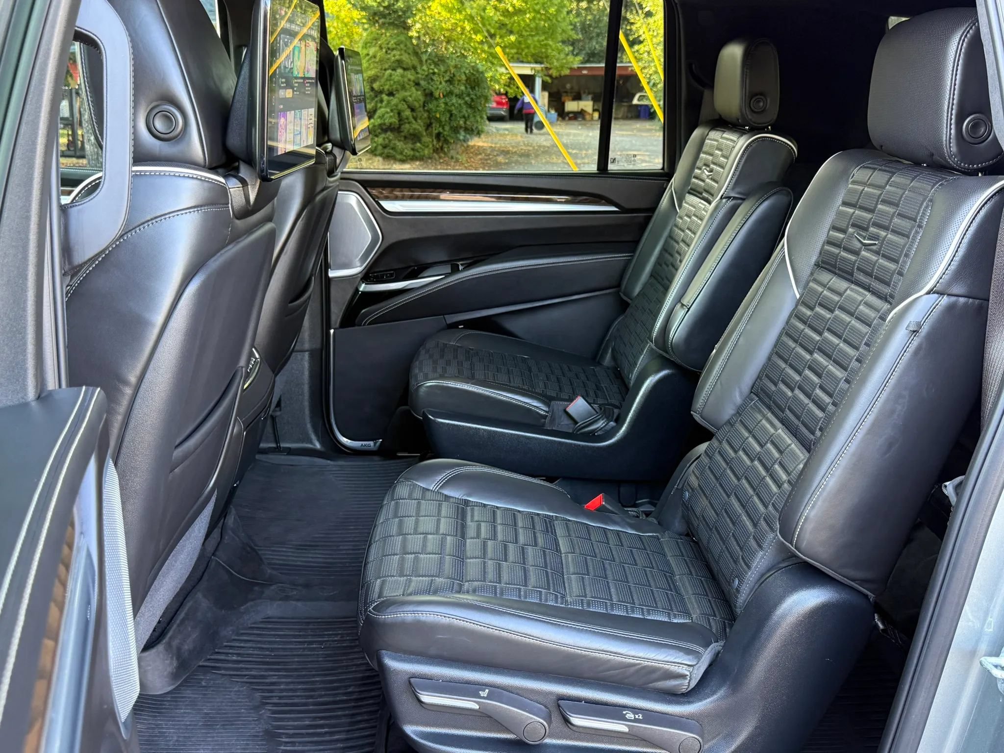 Used 2026 Cadillac Escalade ESV Platinum Sport w/ LPO, ONYX Package AWD/4WD image 30