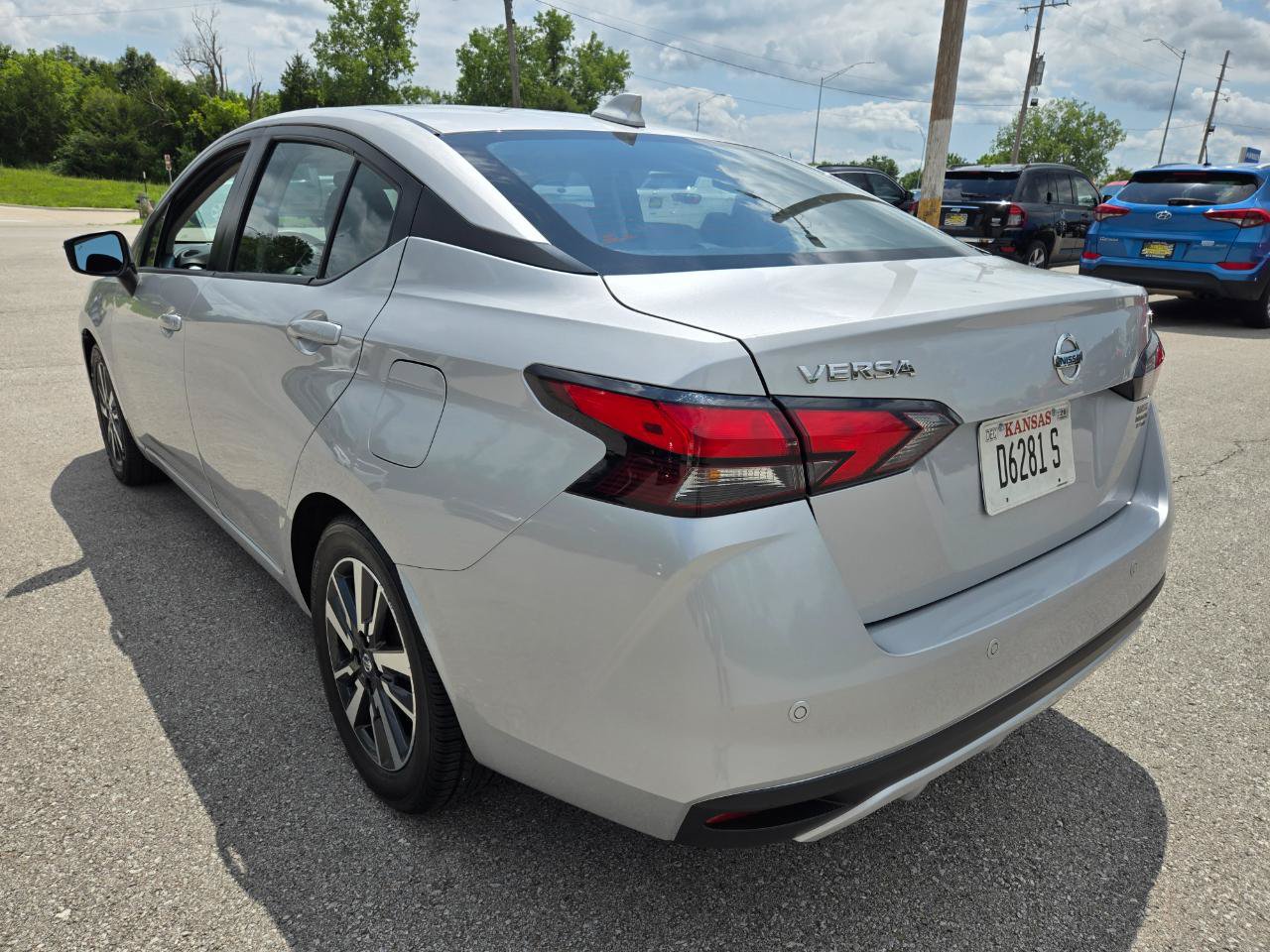 Used 2021 Nissan Versa SV FWD image 7