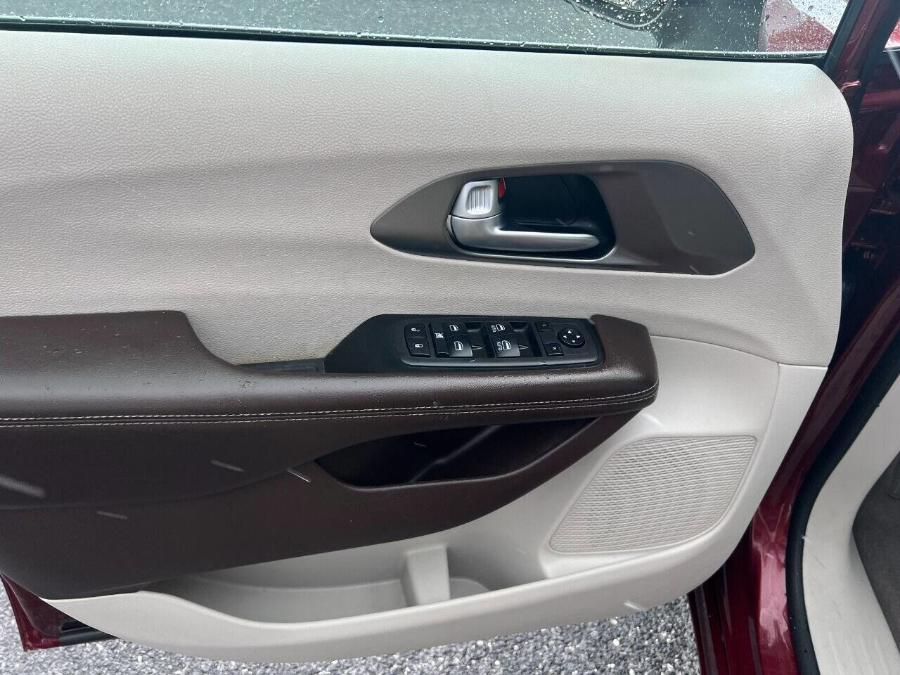 Used 2021 Chrysler Voyager Lxi image 8