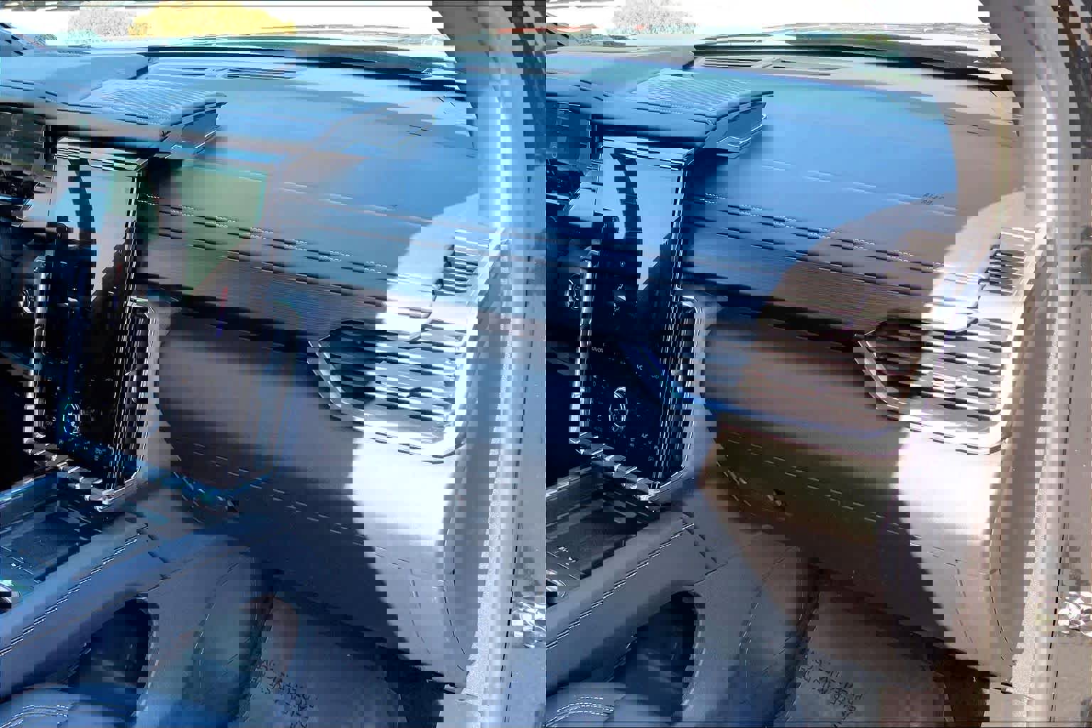 Used 2024 GMC Acadia Elevation image 17