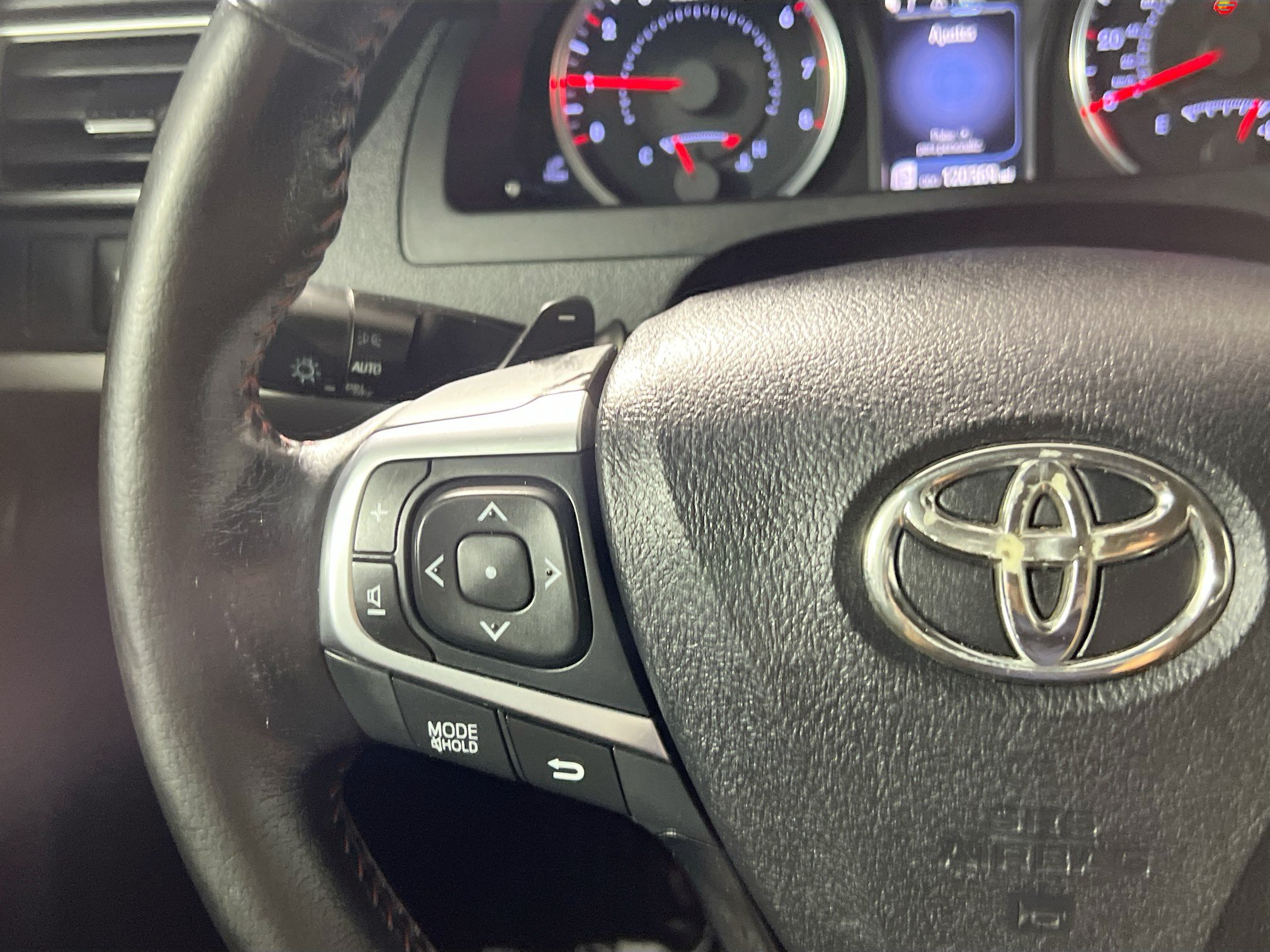 Used 2015 Toyota Camry SE FWD image 19
