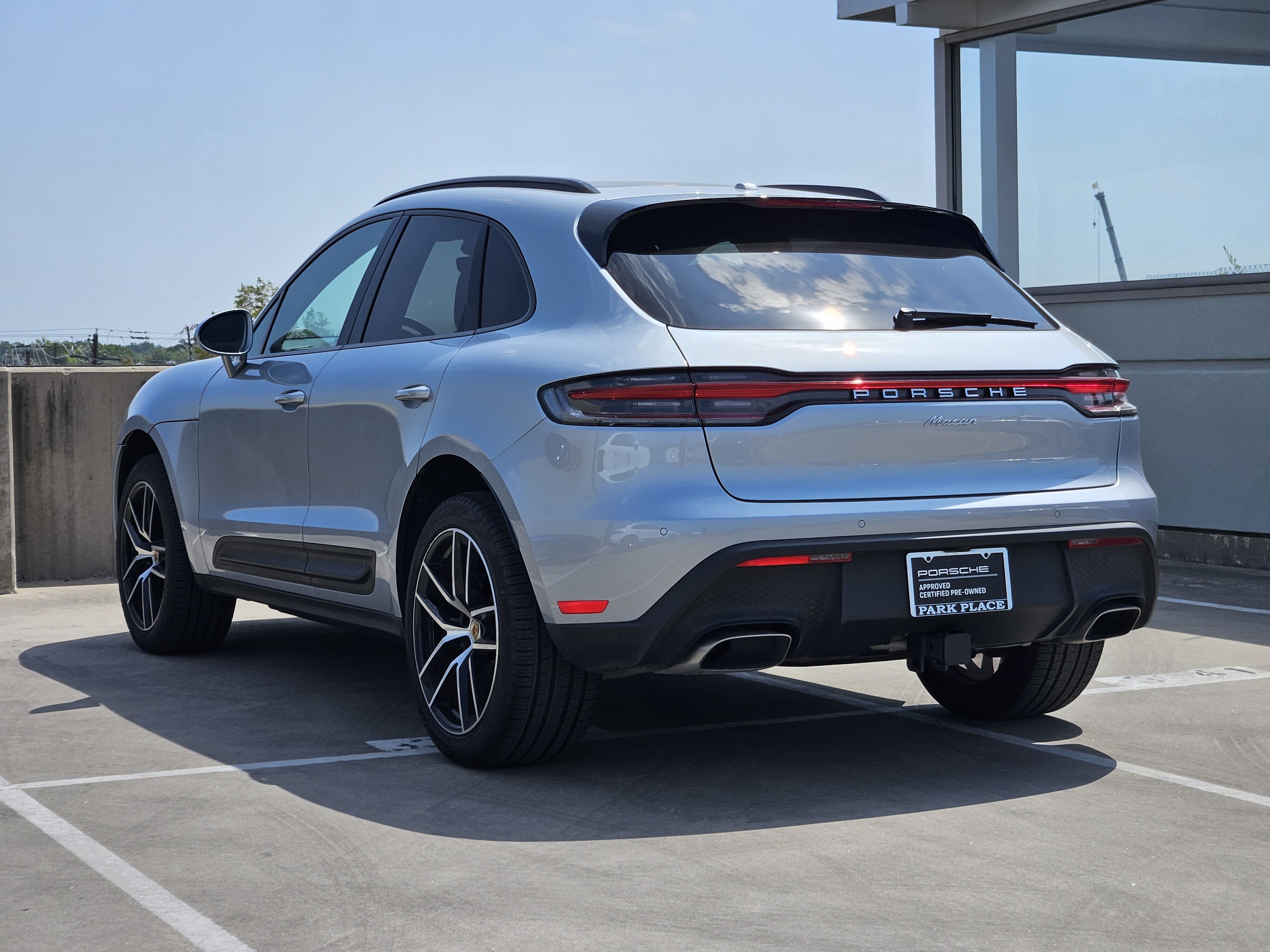 Certified 2025 Porsche Macan AWD/4WD image 3