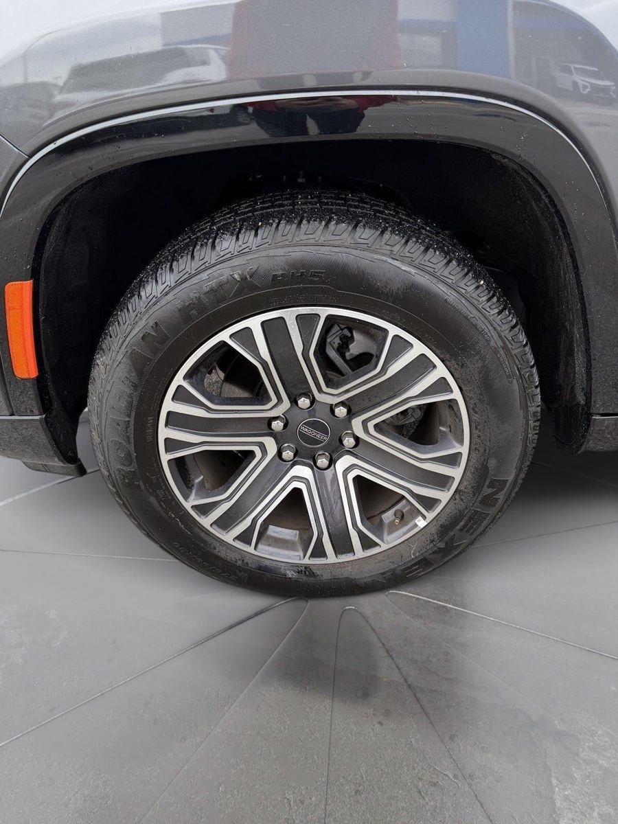 Used 2025 Jeep Wagoneer Series II AWD/4WD image 10