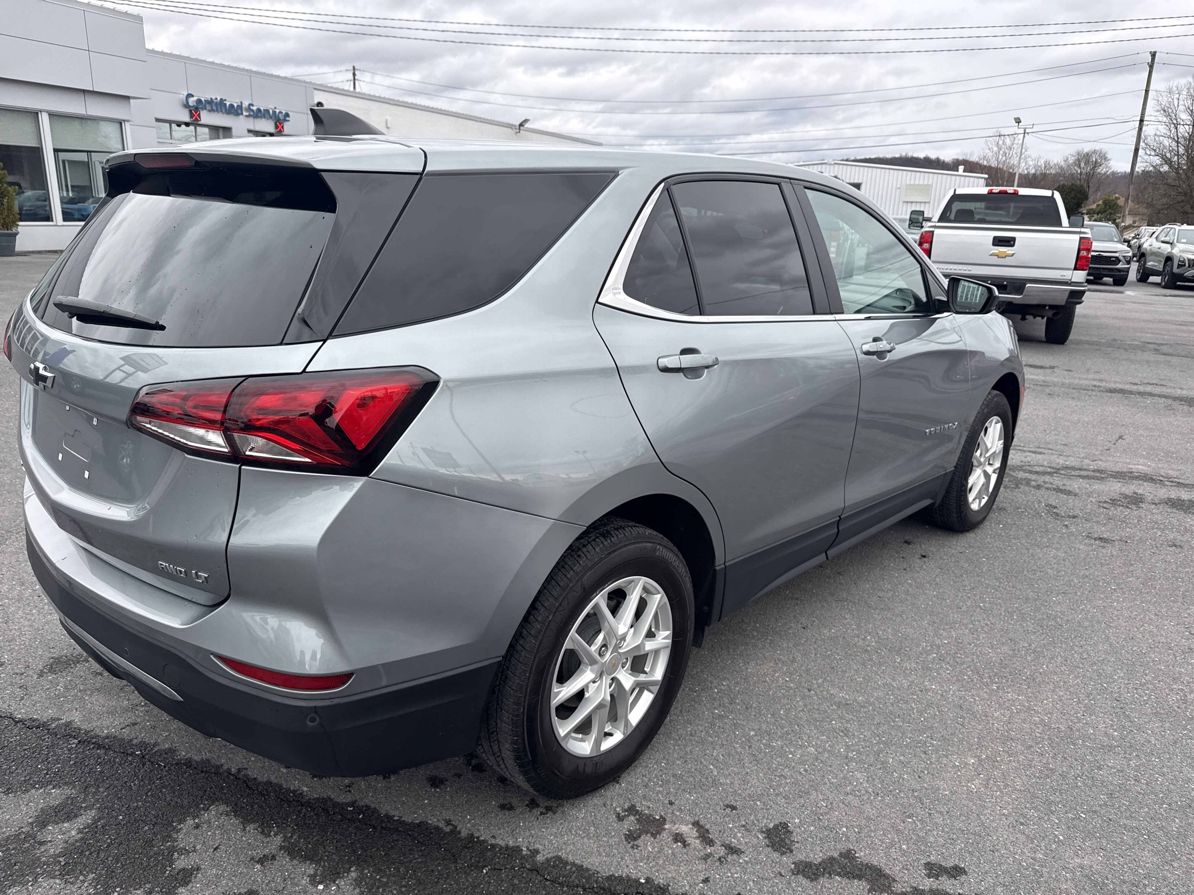 Used 2024 Chevrolet Equinox LT AWD/4WD image 3