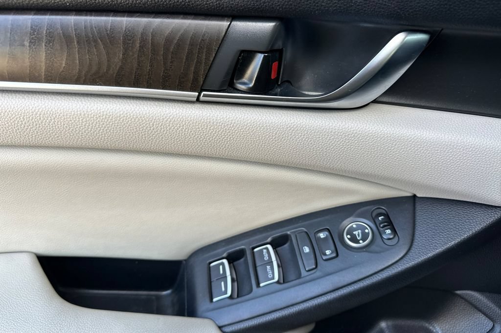 Used 2018 Honda Accord EX image 10