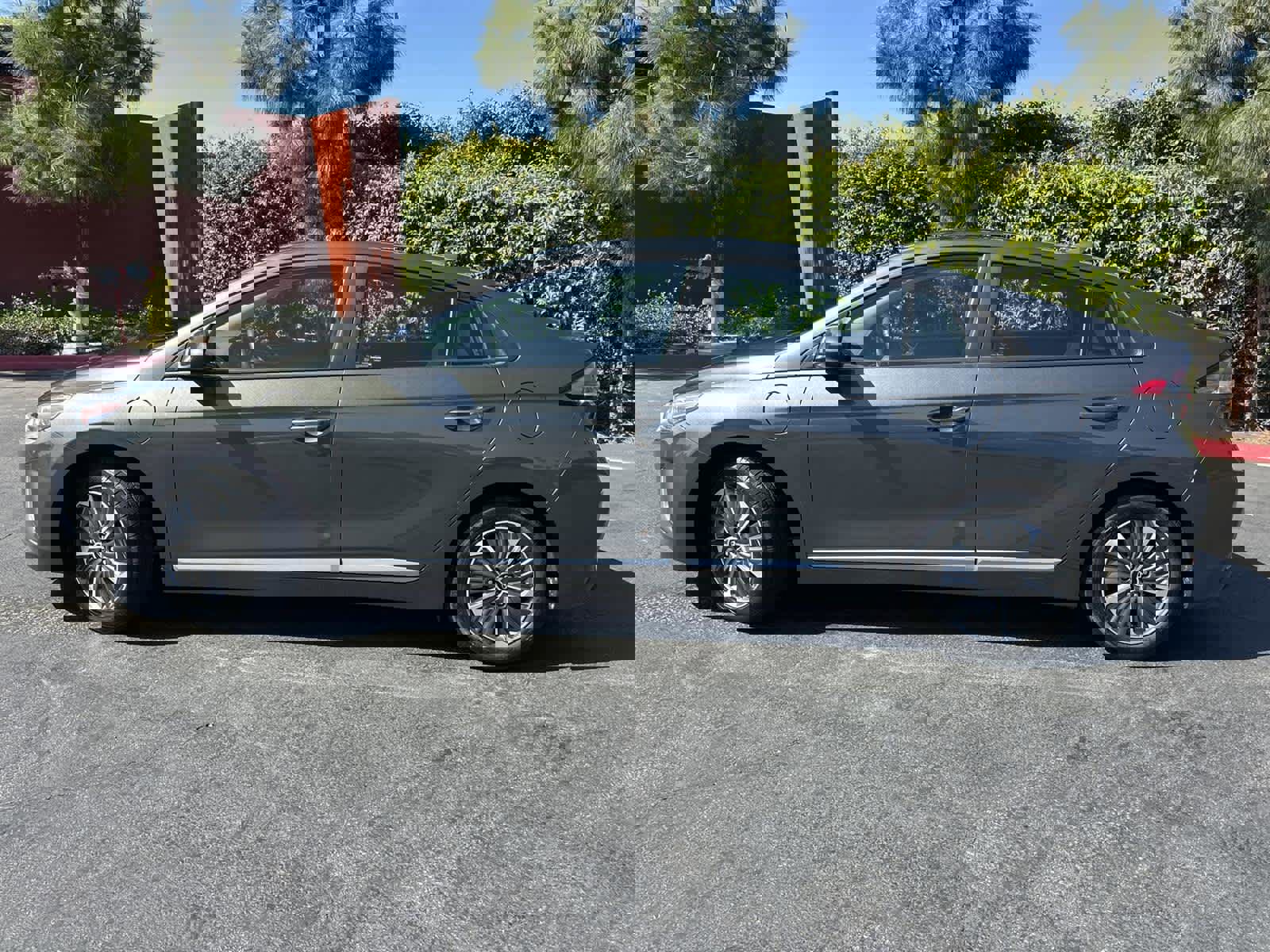 Used 2022 Hyundai Ioniq SE image 3