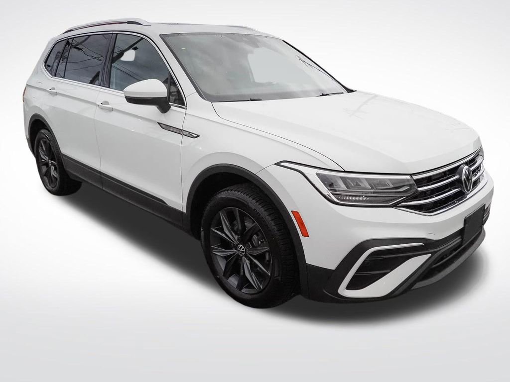 Used 2022 Volkswagen Tiguan SE w/ Panoramic Sunroof Package image 3
