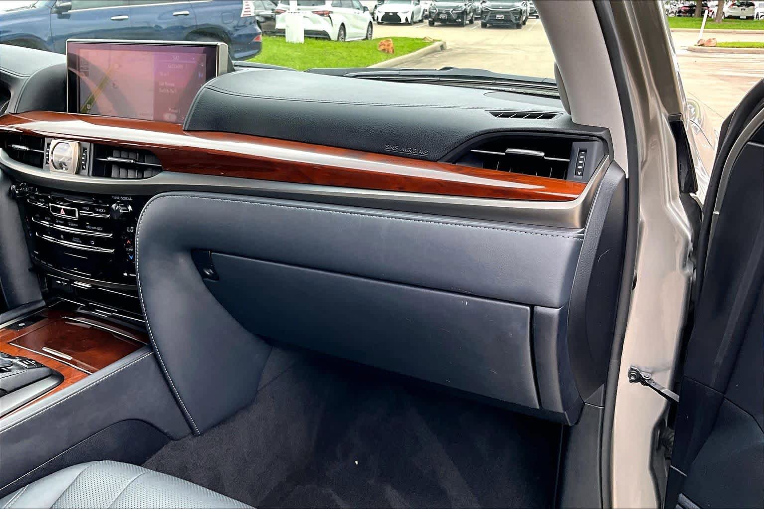 Used 2020 Lexus LX 570 4WD w/ Luxury Package image 16