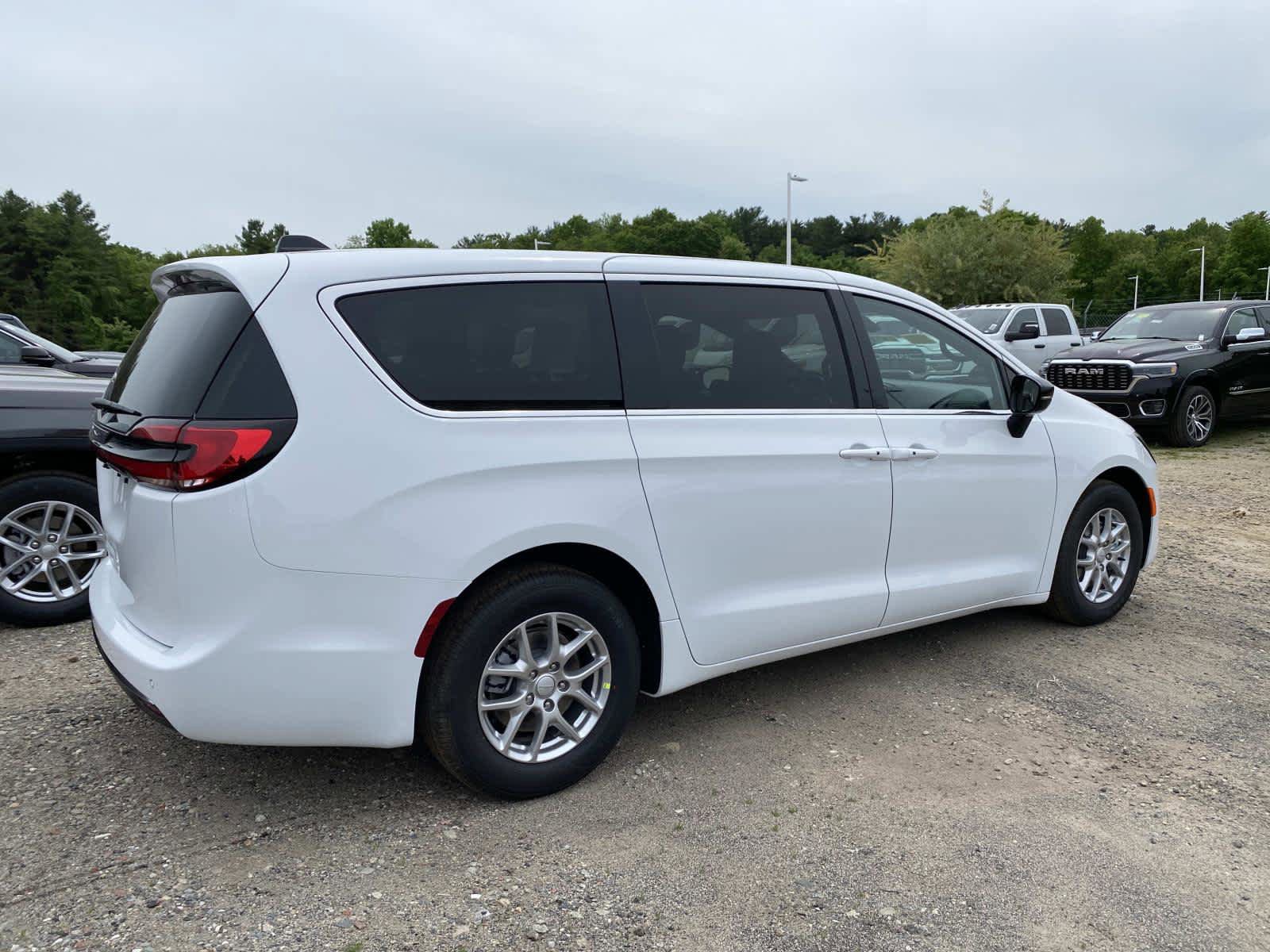 New 2027 Chrysler Pacifica Select FWD image 3