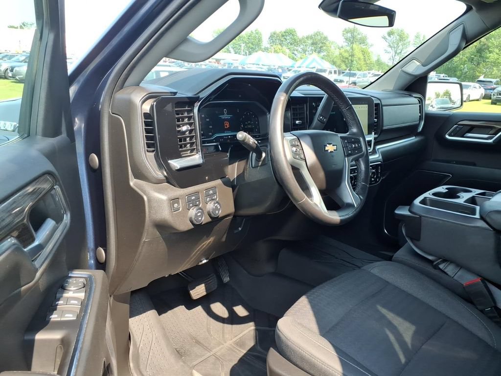 Used 2022 Chevrolet Silverado 1500 LT AWD/4WD image 6