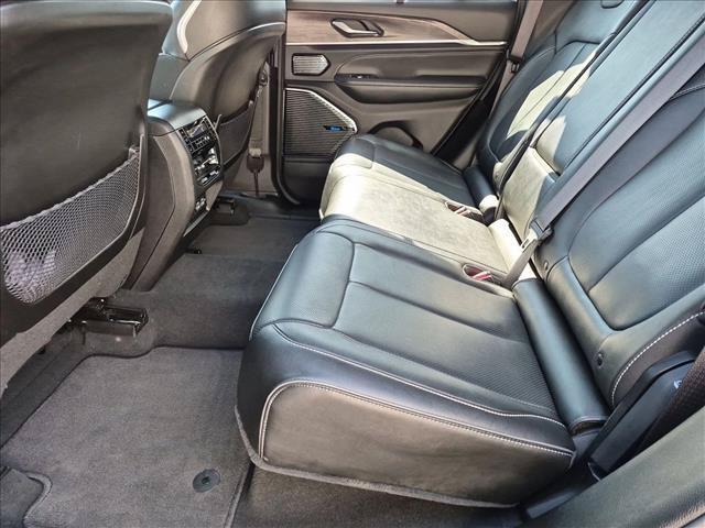 Used 2023 Jeep Grand Cherokee Overland w/ Luxury Tech Group IV AWD/4WD image 20