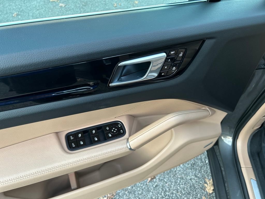 Used 2020 Porsche Cayenne image 12