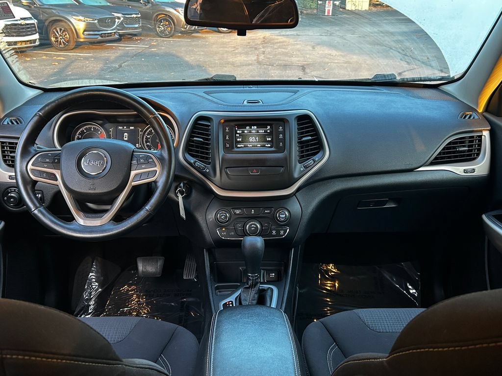 Used 2017 Jeep Cherokee Latitude FWD image 8