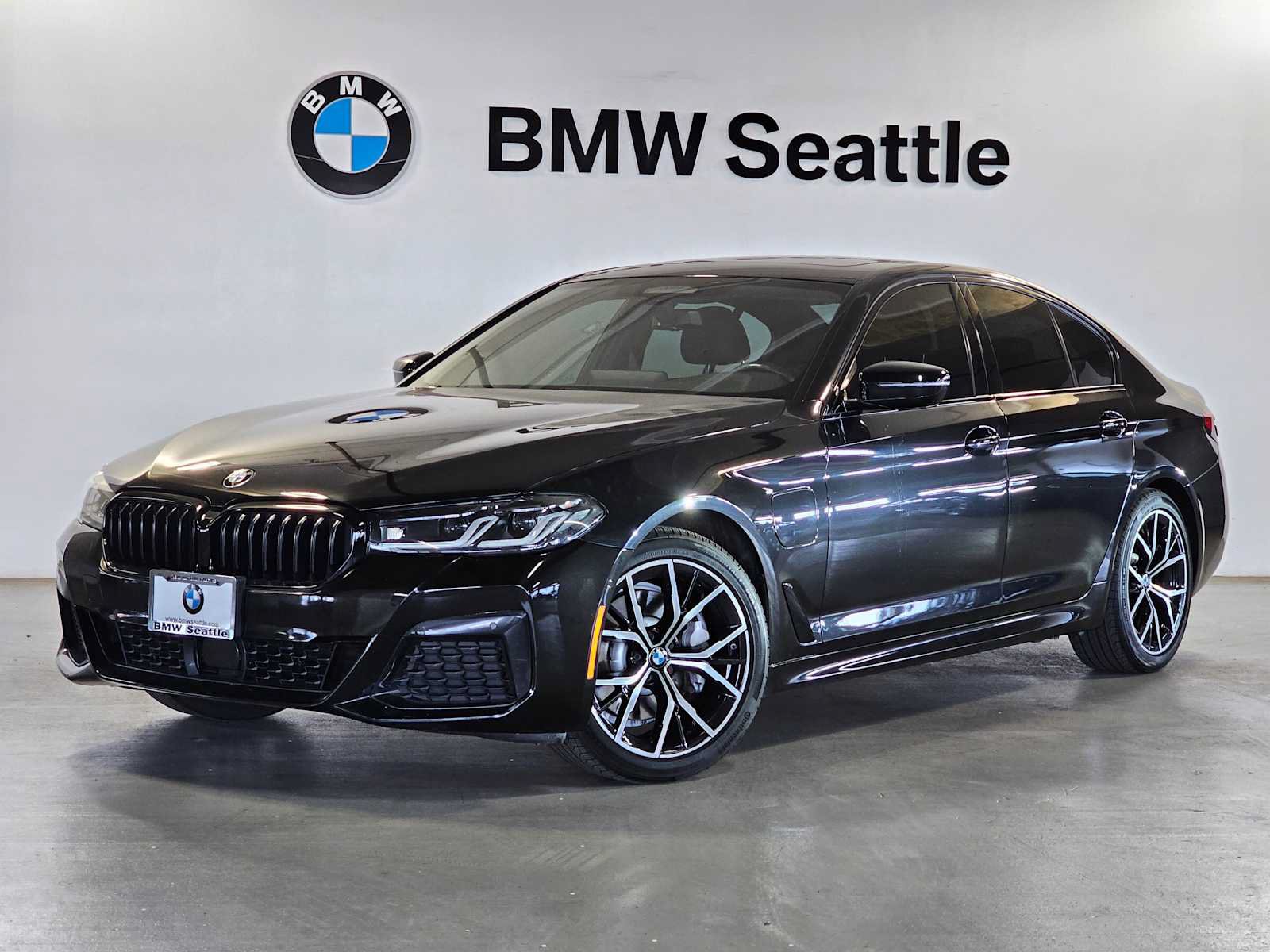Used 2021 BMW 530e xDrive w/ M Sport Package AWD/4WD video 1