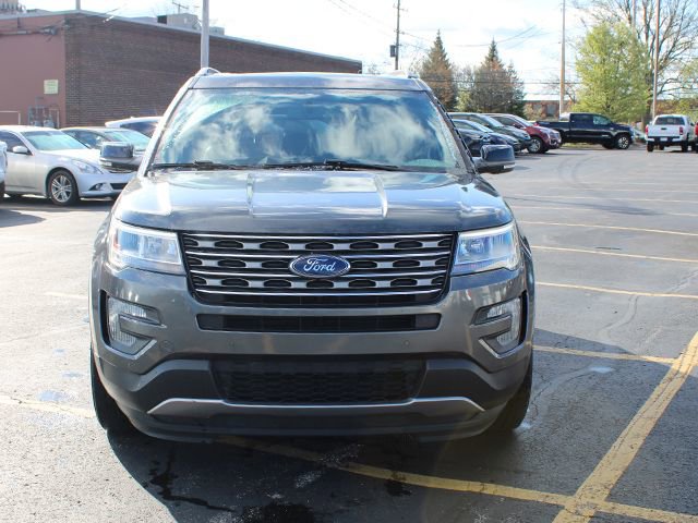 Used 2017 Ford Explorer XLT w/ Equipment Group 202A AWD/4WD image 3