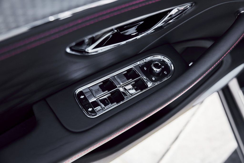 Used 2023 Bentley Flying Spur V8 image 32