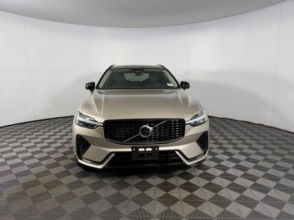 Used 2025 Volvo XC60 B5 Plus image 5
