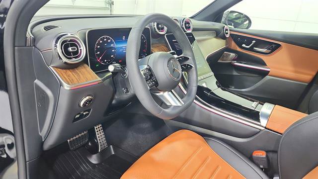 Used 2025 Mercedes-Benz GLC 300 image 12