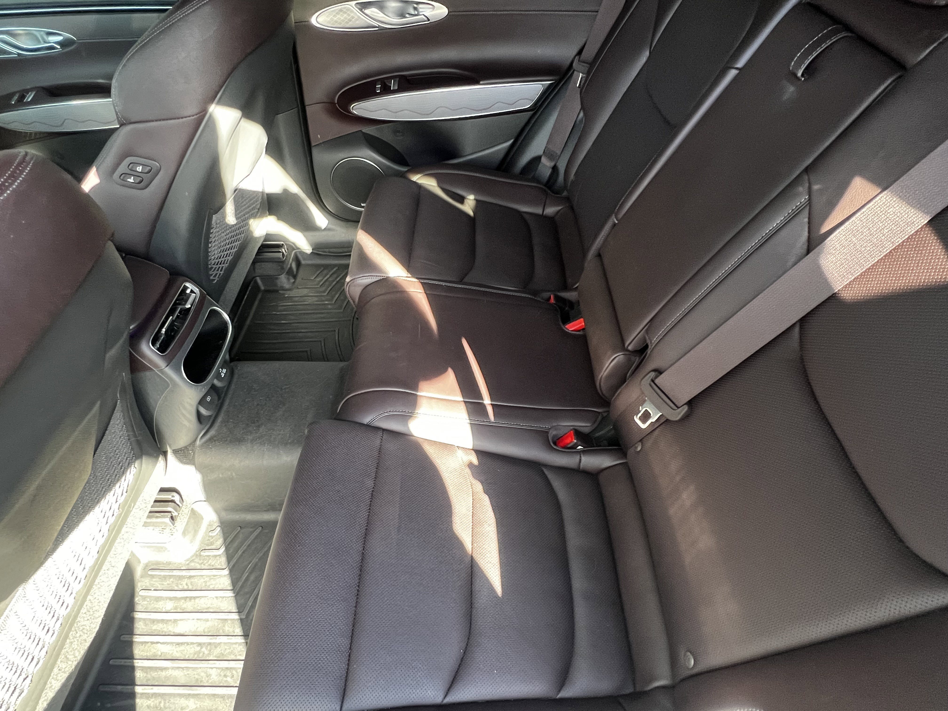 Used 2022 Genesis GV70 2.5T w/ Advanced Package image 32