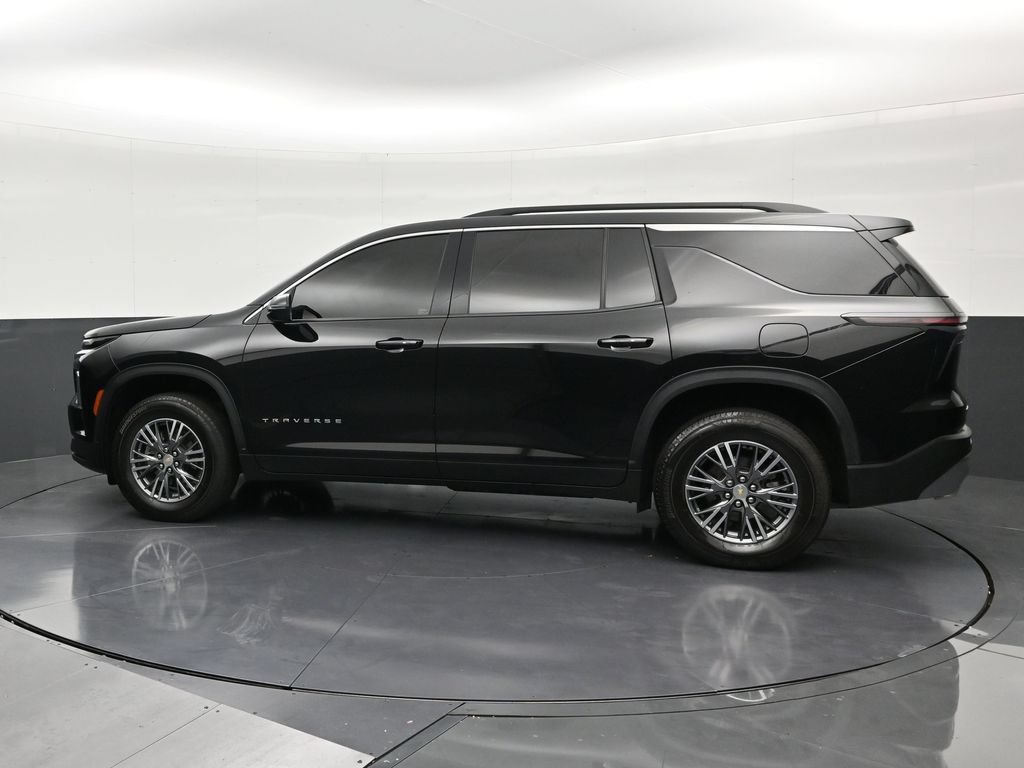 Used 2025 Chevrolet Traverse LT FWD image 2
