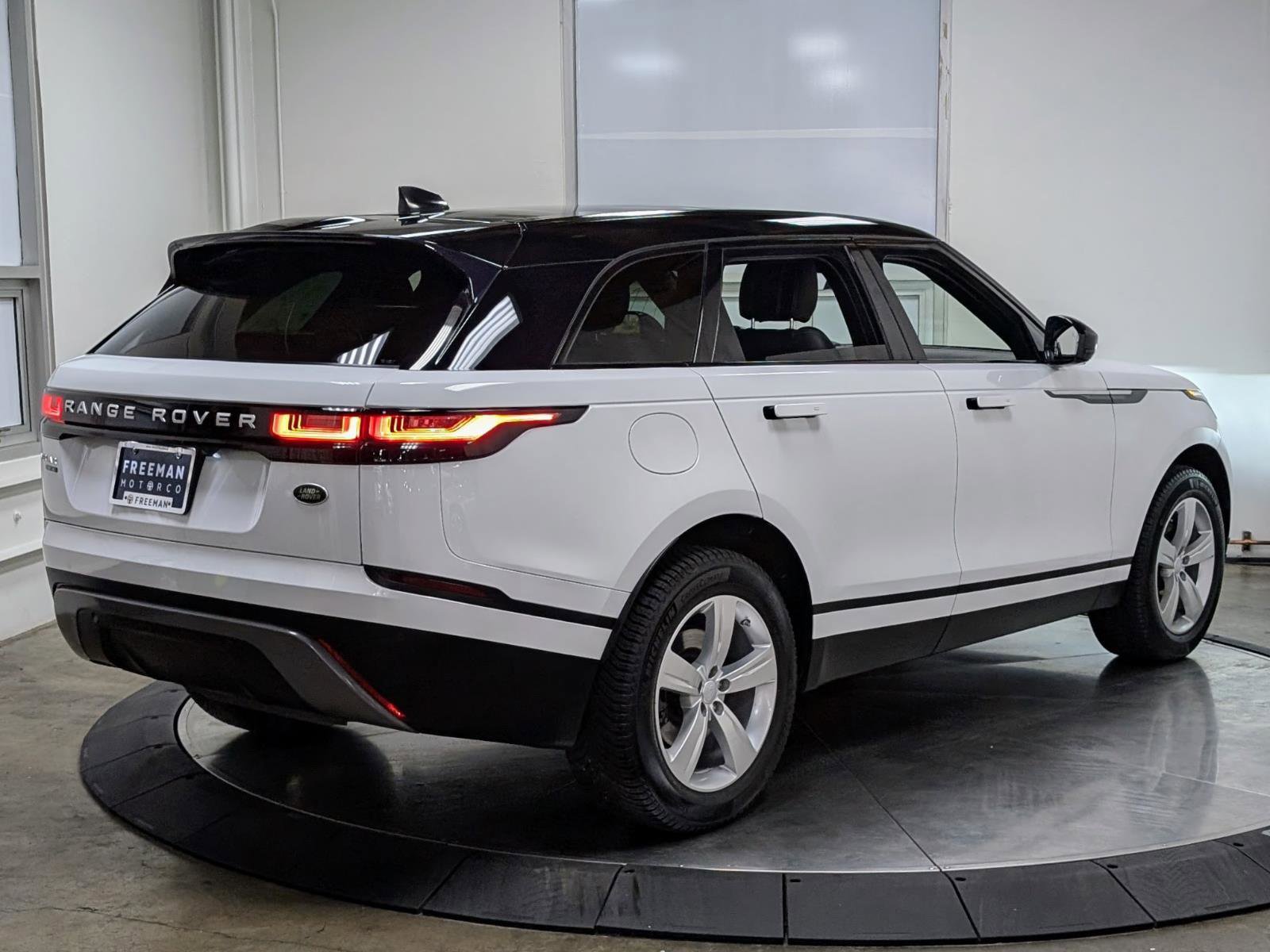 Used 2018 Land Rover Range Rover Velar S image 9