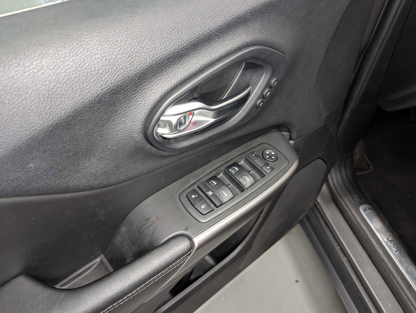 Used 2019 Jeep Cherokee Limited image 40