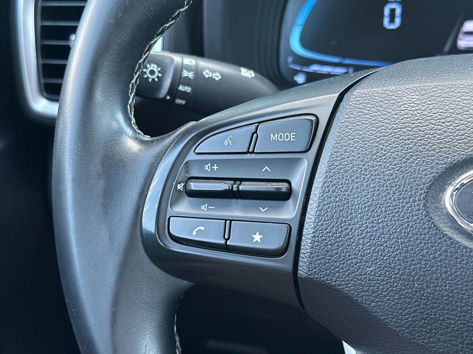 Used 2023 Hyundai Venue SEL FWD image 25