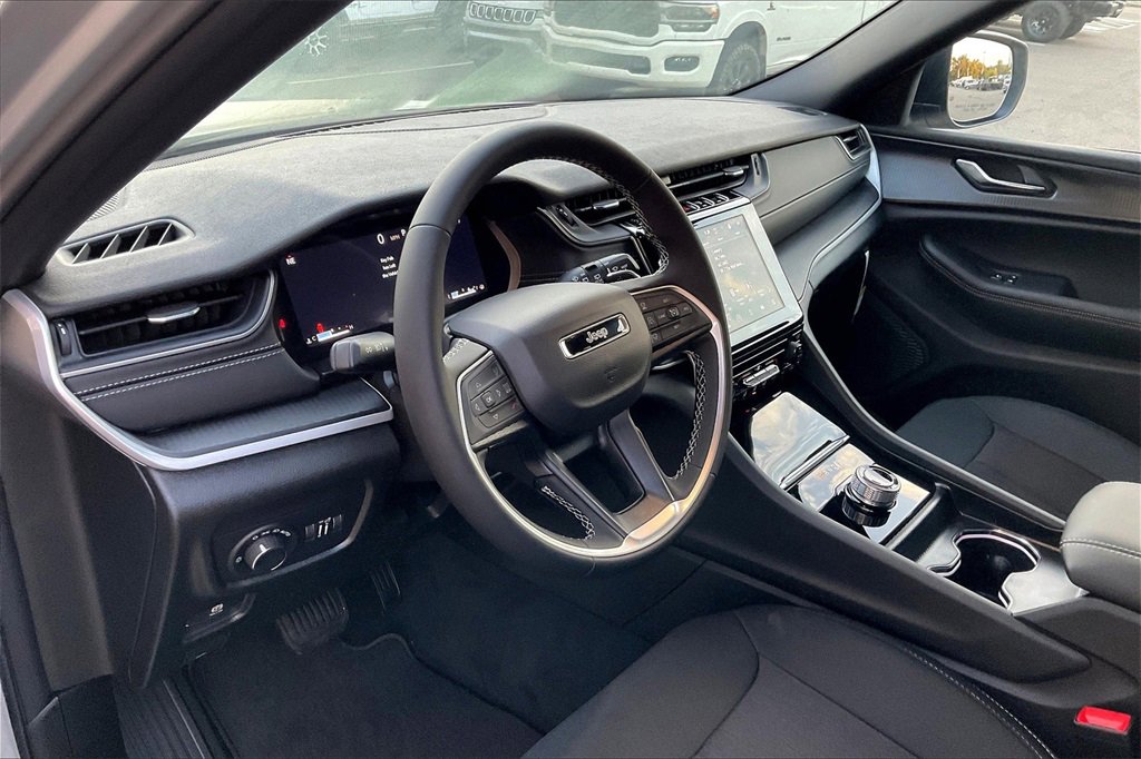 New 2025 Jeep Grand Cherokee L Laredo image 6
