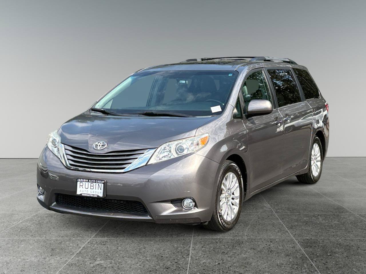 Used 2015 Toyota Sienna XLE w/ XLE Navigation Package FWD image 3