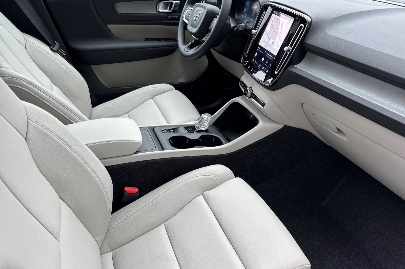 New 2026 Volvo XC40 B5 Plus w/ Protection Package Premier AWD/4WD image 17