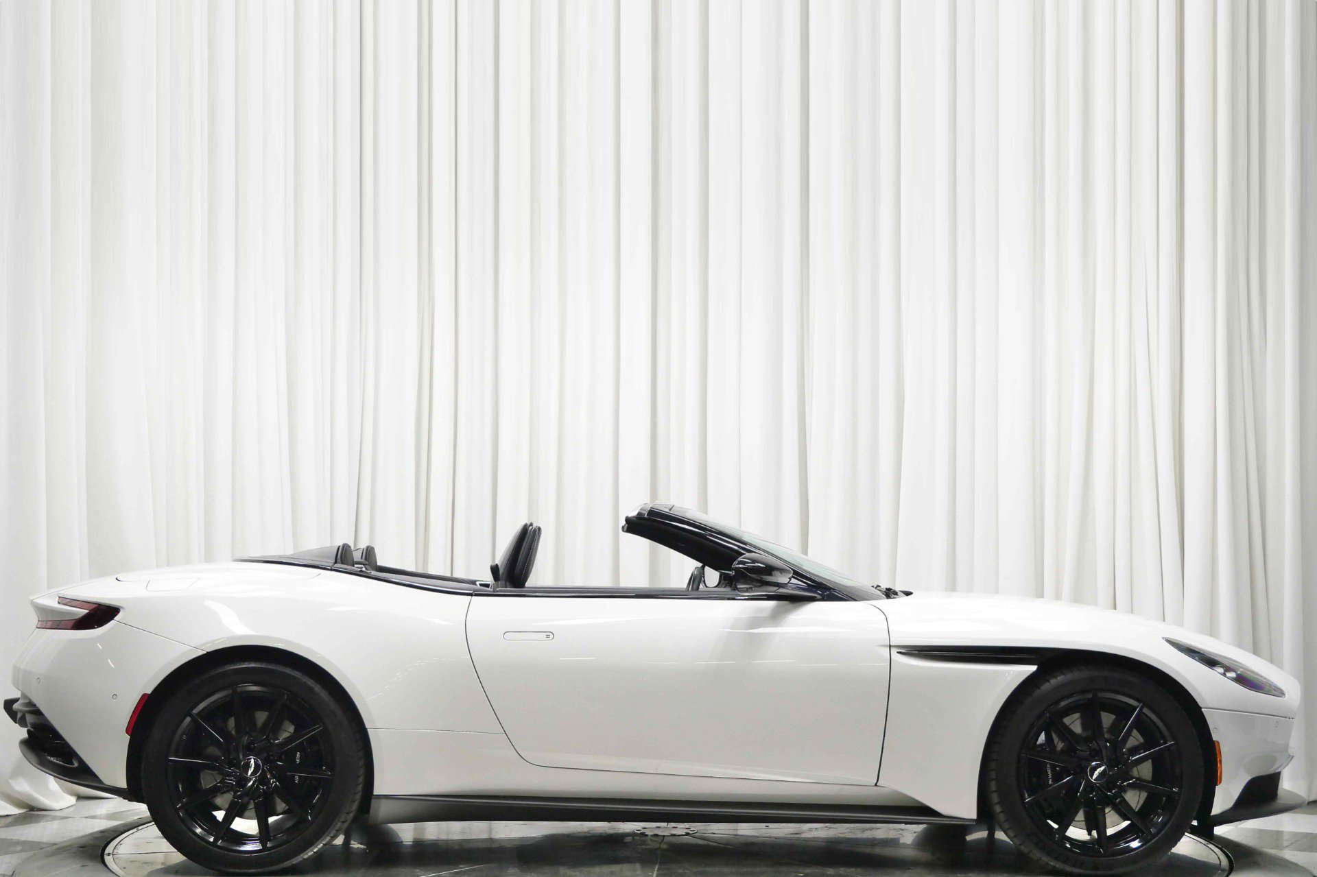 Used 2019 Aston Martin DB11 Volante image 2