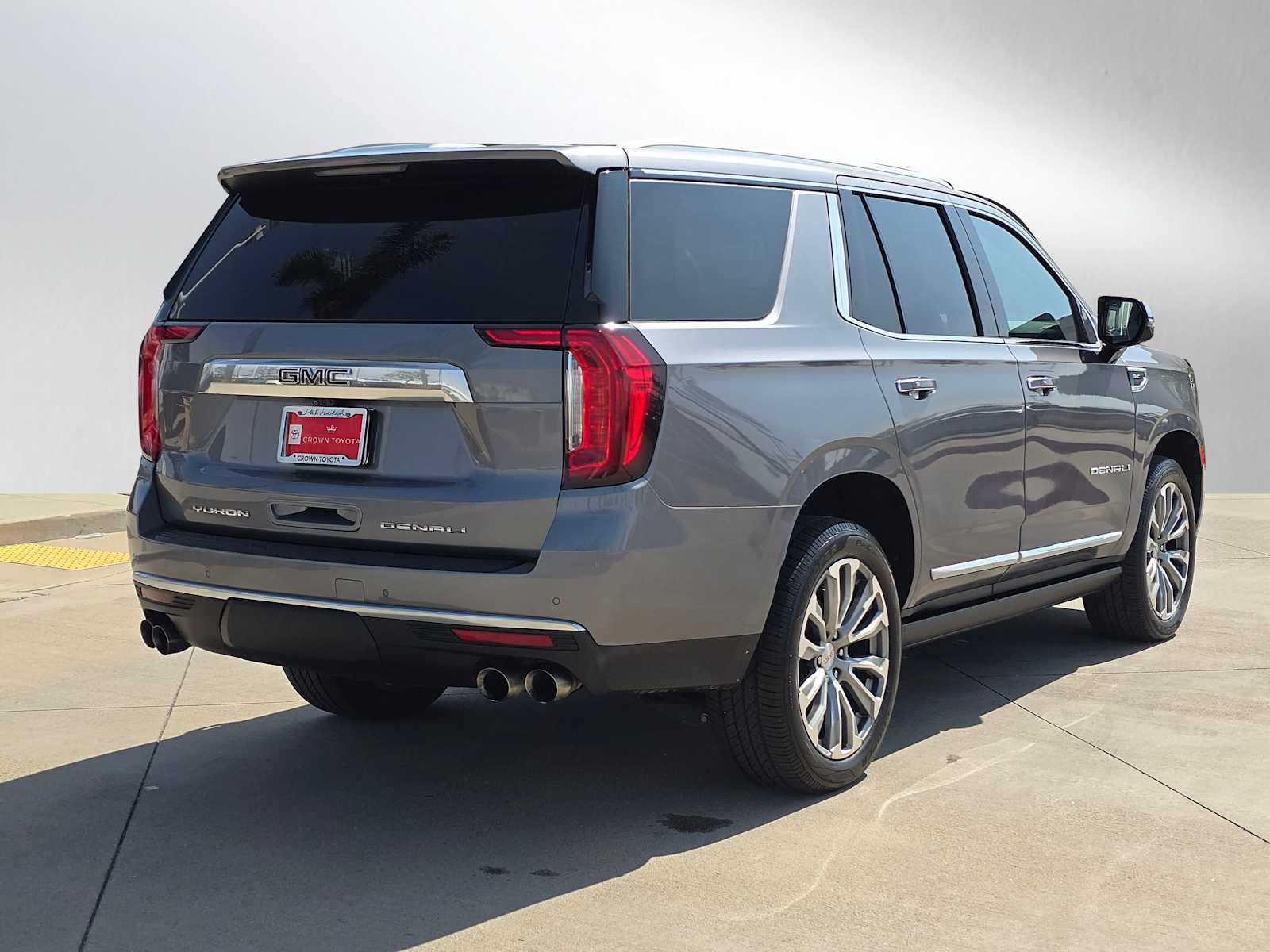 Used 2021 GMC Yukon Denali w/ Denali Premium Package AWD/4WD image 3