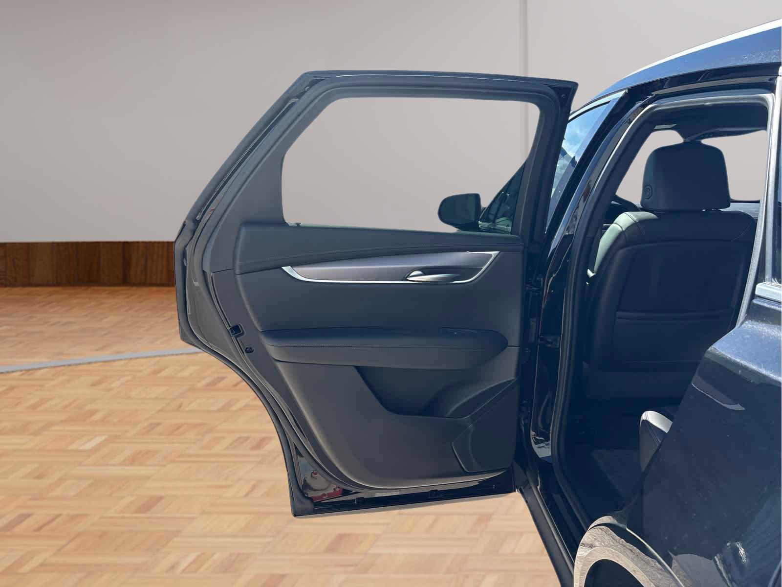 Used 2025 Cadillac XT5 Luxury w/ LPO, Premium Carpet Package image 11